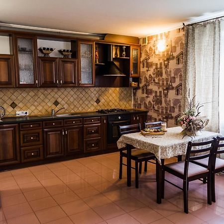 Golden Park Apartments Umanʼ Екстериор снимка